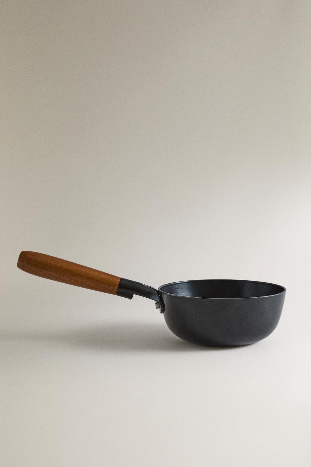 Железная кастрюля с ручкой из акации