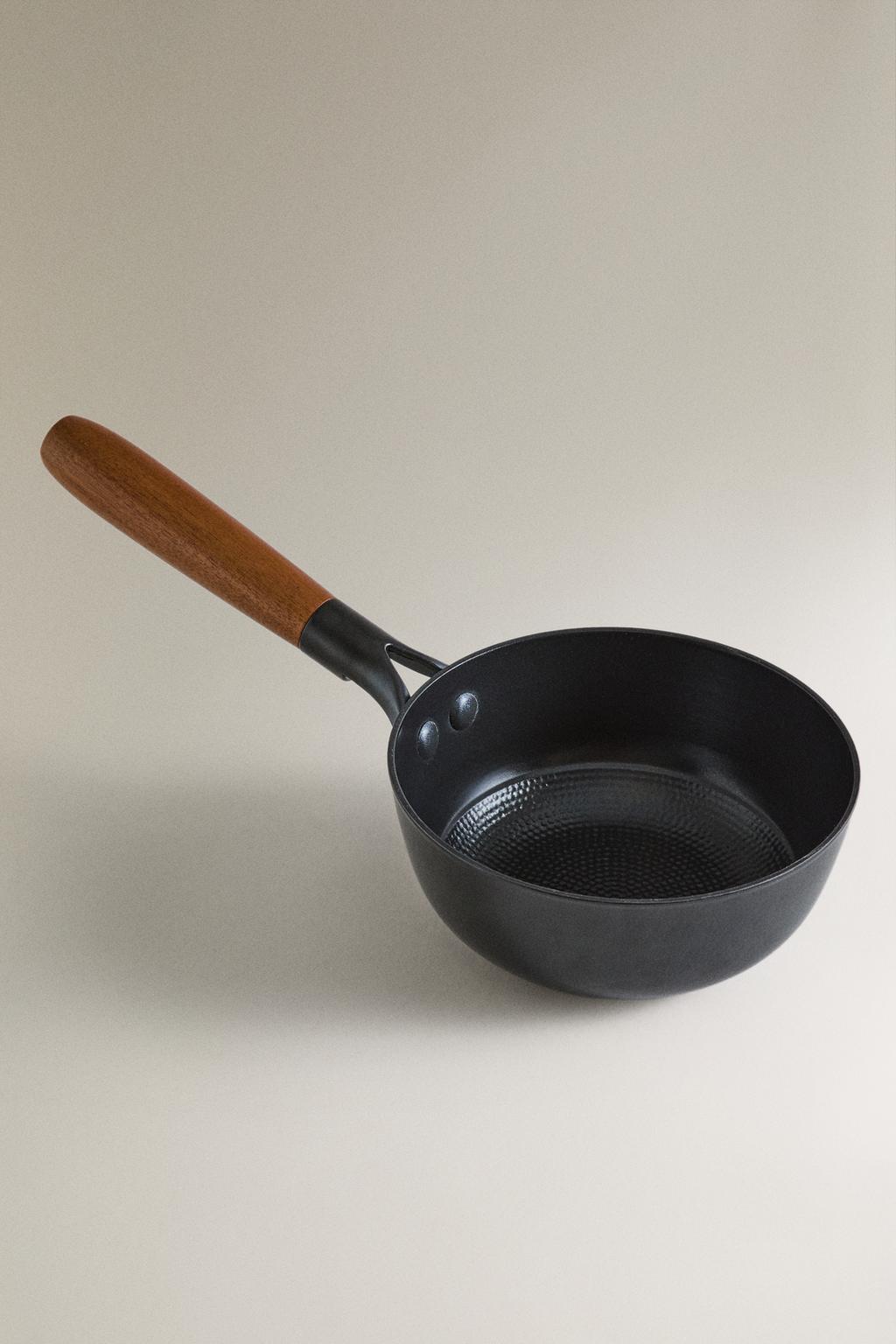 Железная кастрюля с ручкой из акации