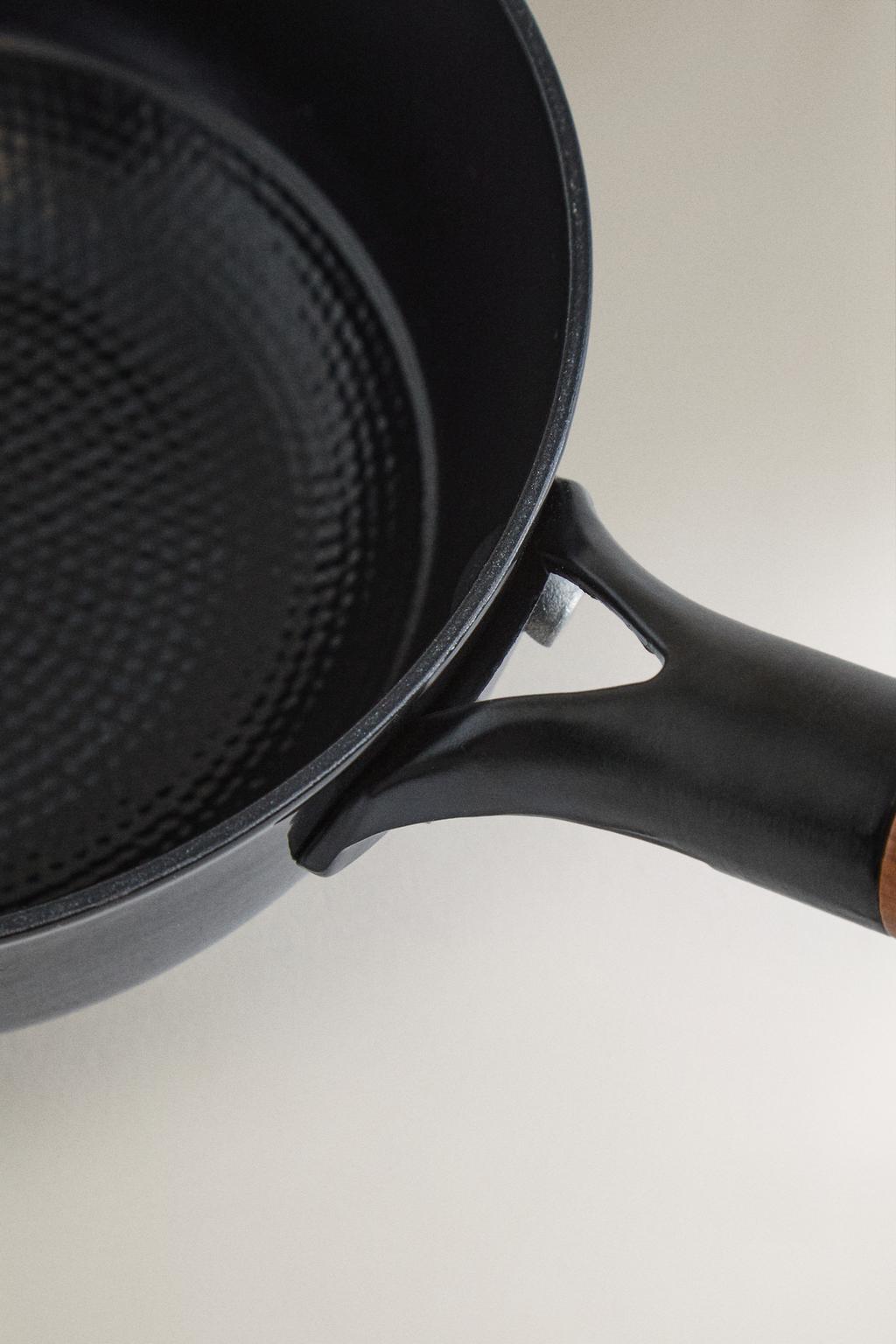 Железная кастрюля с ручкой из акации