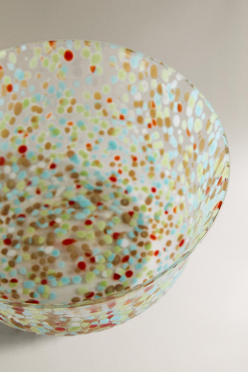 Стеклянная чаша с разноцветными вкраплениями