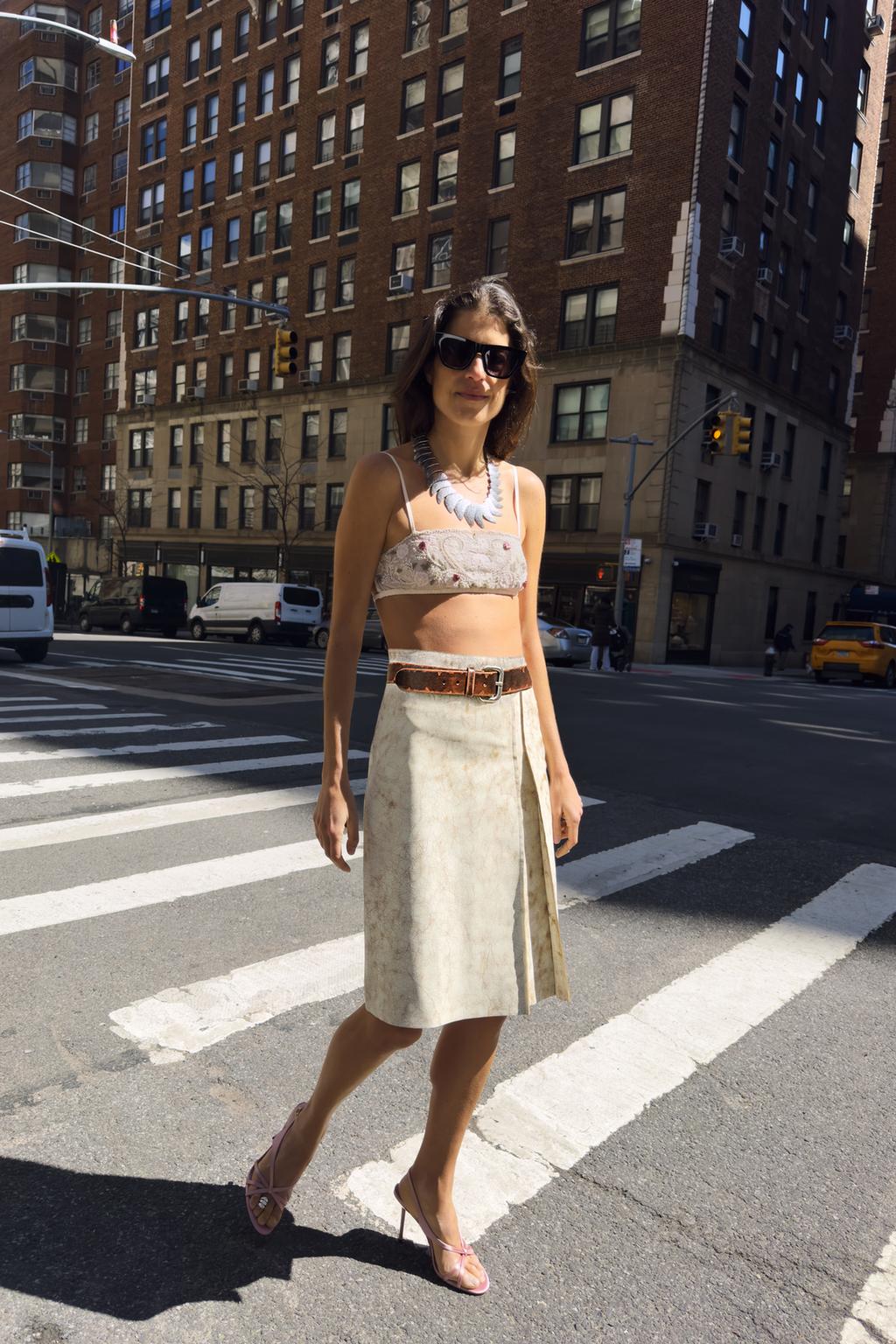 АТЛАСНЫЕ БОСОНОЖКИ НА КАБЛУКЕ