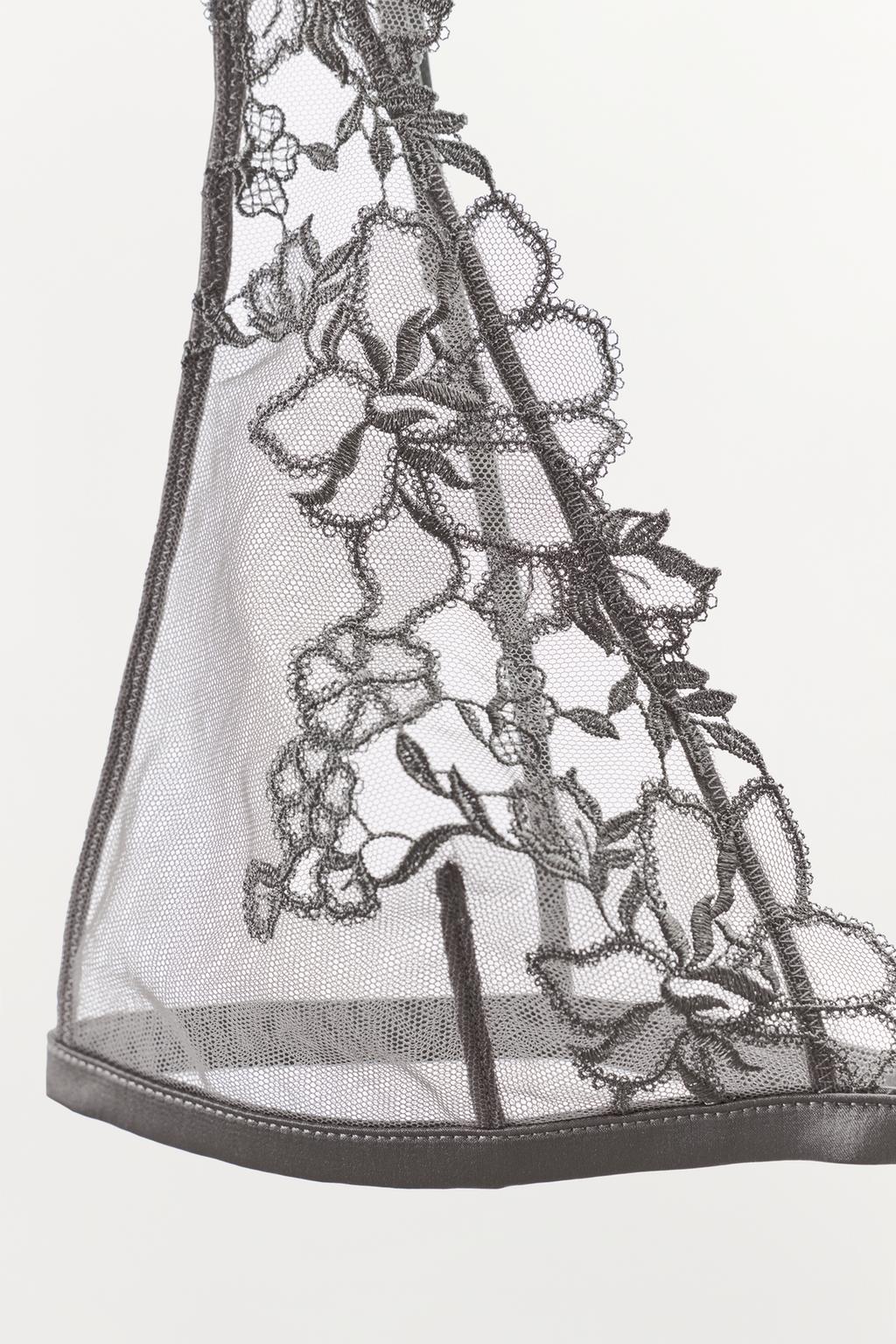 БЮСТГАЛЬТЕР С ТРЕУГОЛЬНЫМИ ЧАШКАМИ И ВЫШИВКОЙ