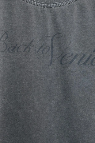 Футболка с текстовым принтом и эффектом потертости- Заказать в России