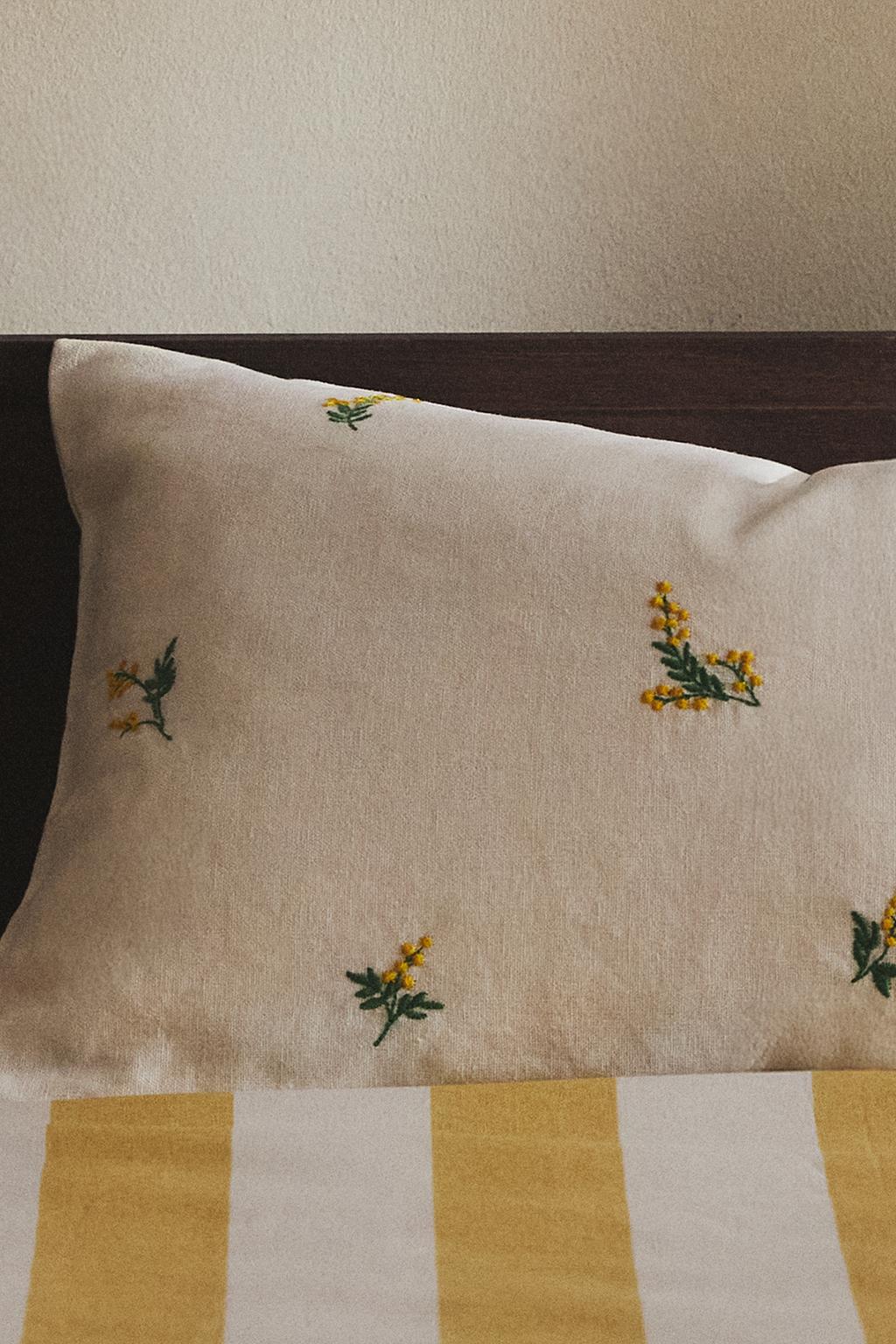 Наволочка с изображением мимозы