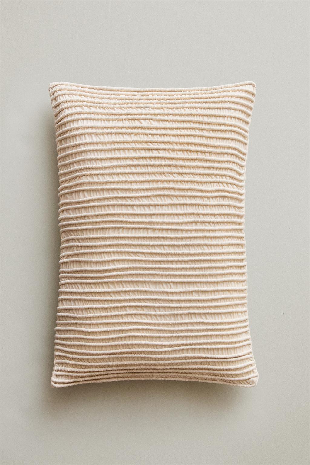 Чехол для декоративной подушки с фигурными складками