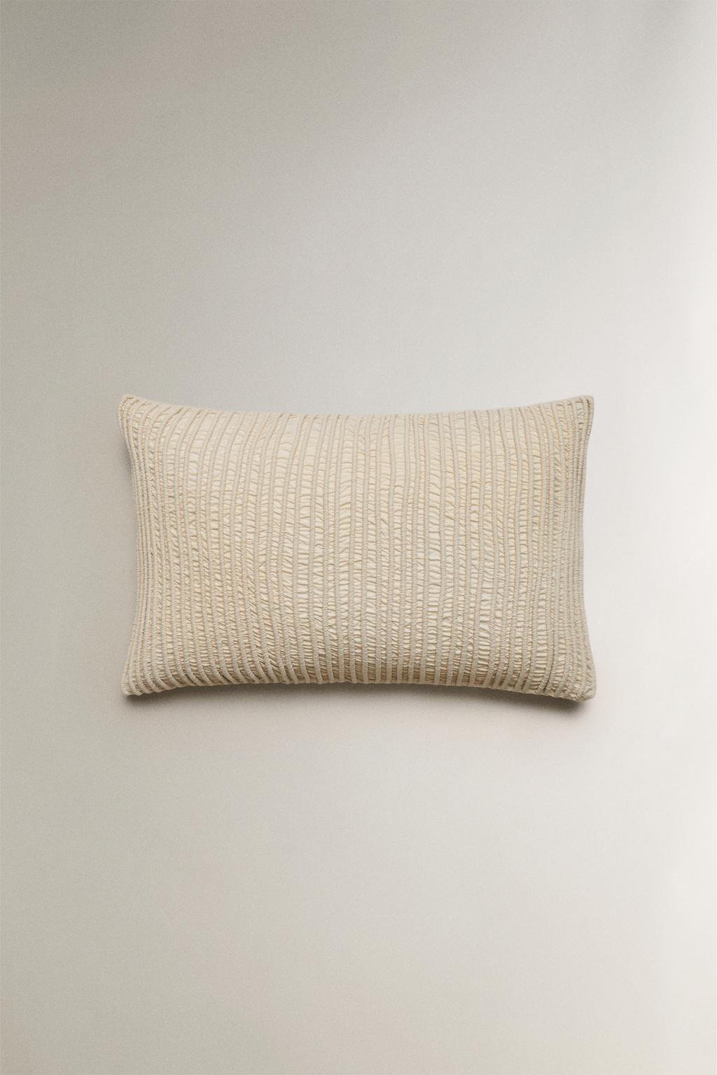 Чехол для декоративной подушки с фигурными складками