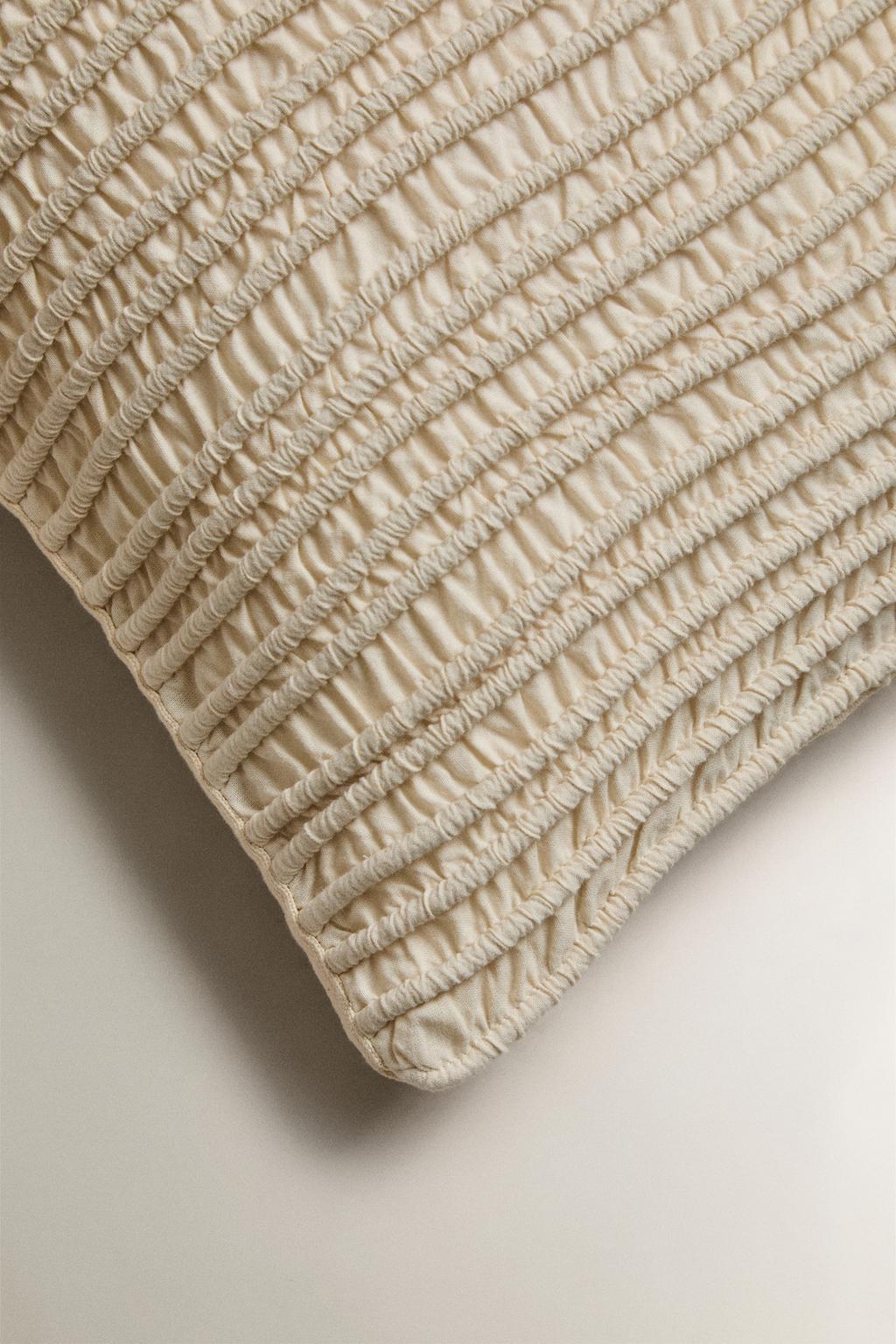 Чехол для декоративной подушки с фигурными складками