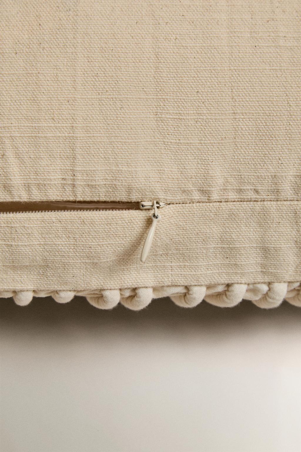 Чехол для декоративной подушки с фигурными складками