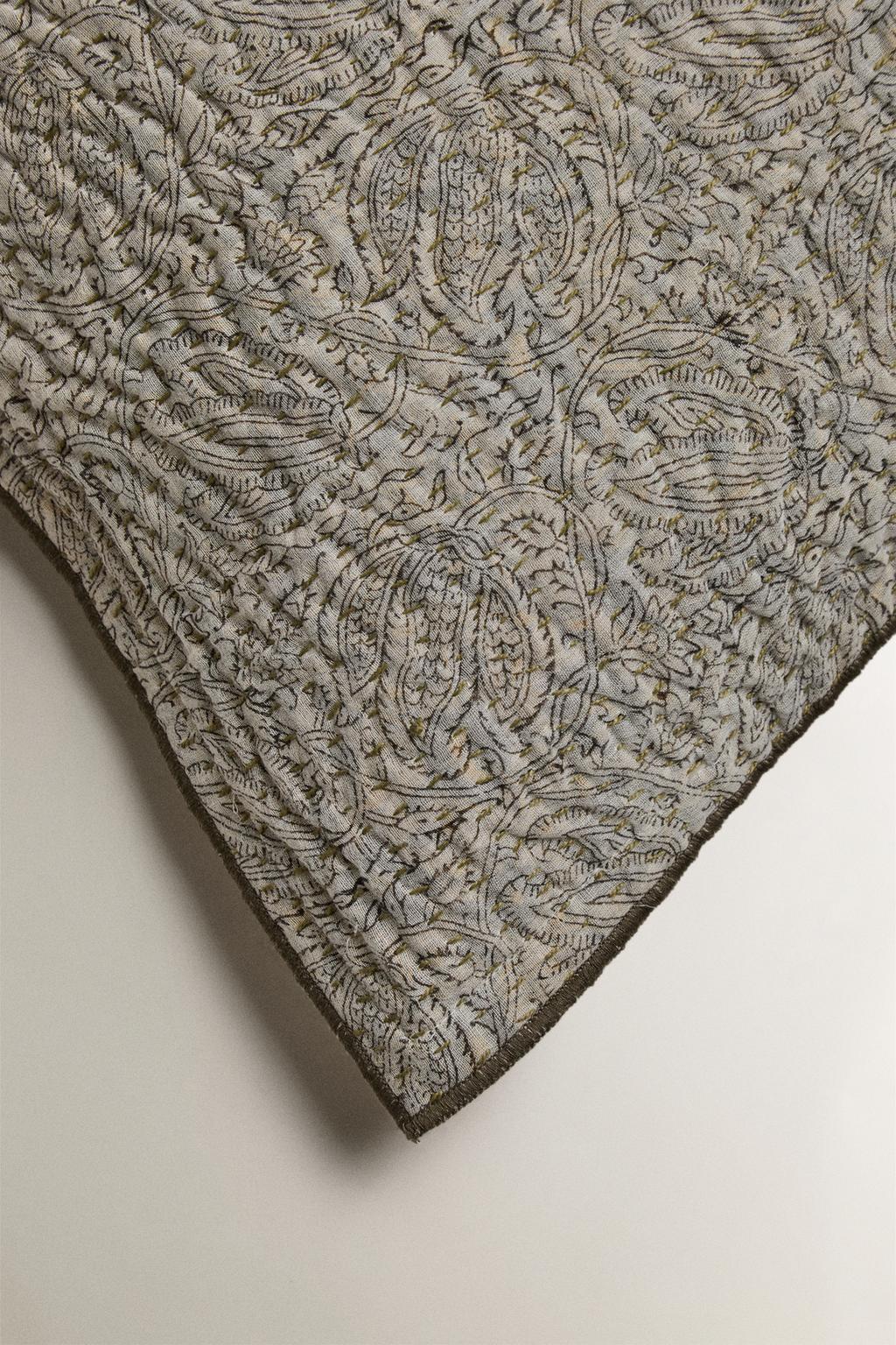 Наволочка с цветочным принтом