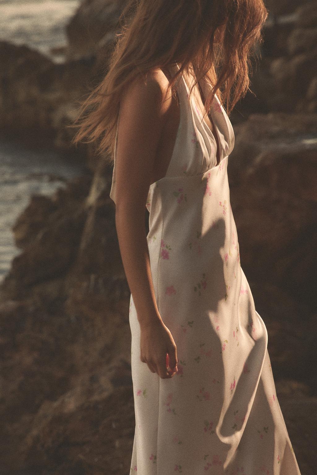 АТЛАСНОЕ ПЛАТЬЕ МИДИ С ЦВЕТОЧНЫМ ПРИНТОМ