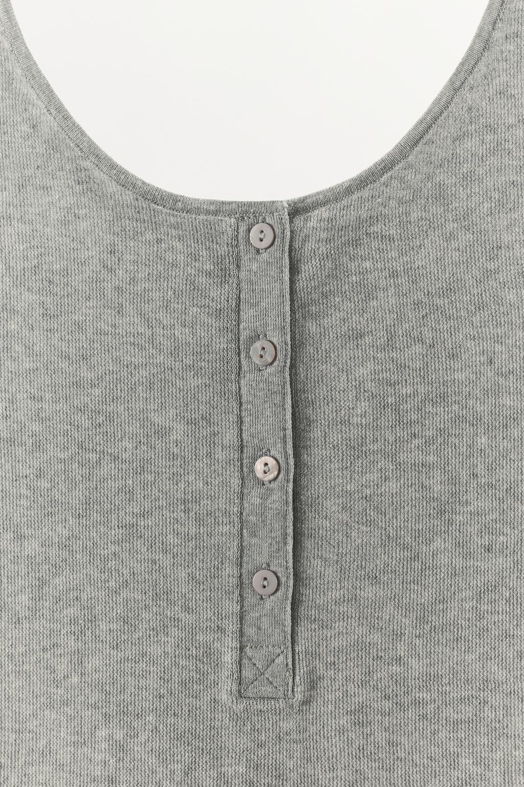 ТРИКОТАЖНЫЙ ТОП С ПУГОВИЦАМИ