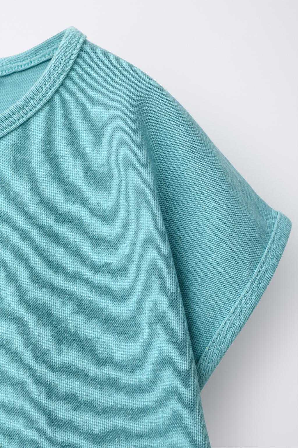 ОДНОТОННЫЙ КОМПЛЕКТ ИЗ ФУТБОЛКИ И ШОРТОВ