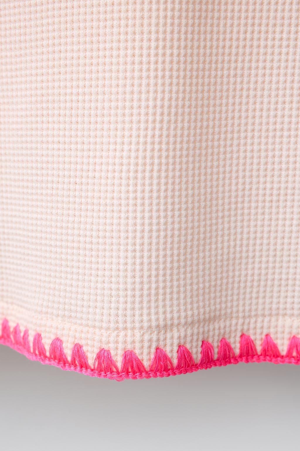 ФУТБОЛКА В РУБЧИК С КОНТРАСТНЫМ НЕОНОВЫМ ДЕКОРОМ