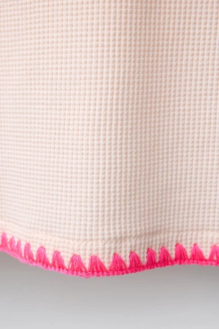 Футболка в рубчик с контрастным неоновым декором- Заказать в России