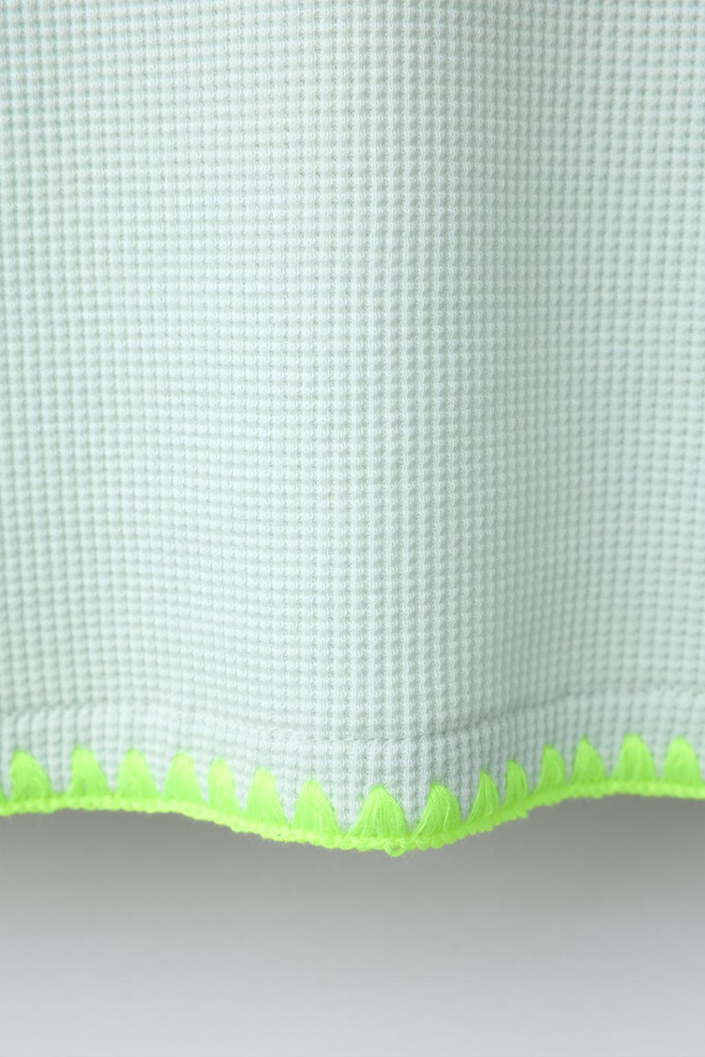 ФУТБОЛКА ВАФЕЛЬНАЯ С КОНТРАСТНЫМ НЕОНОВЫМ ДЕКОРОМ