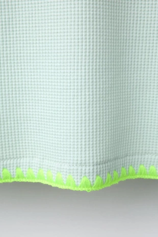 Футболка вафельная с контрастным неоновым декором- Заказать в России