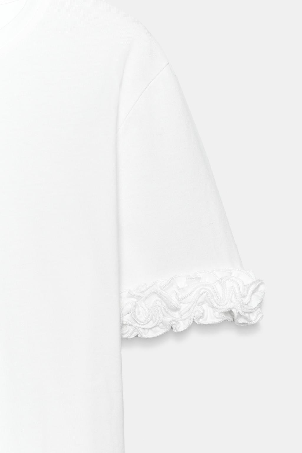 ФУТБОЛКА С ВОЛАНАМИ НА РУКАВАХ