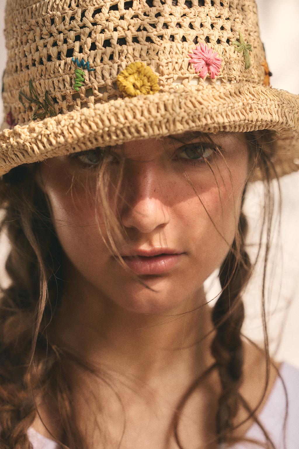 ПАНАМА С ВЫШИВКОЙ ЦВЕТОВ