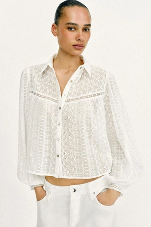 Короткая блуза с ажурной вышивкой