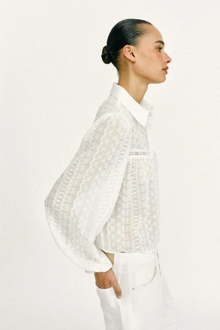 Короткая блуза с ажурной вышивкой