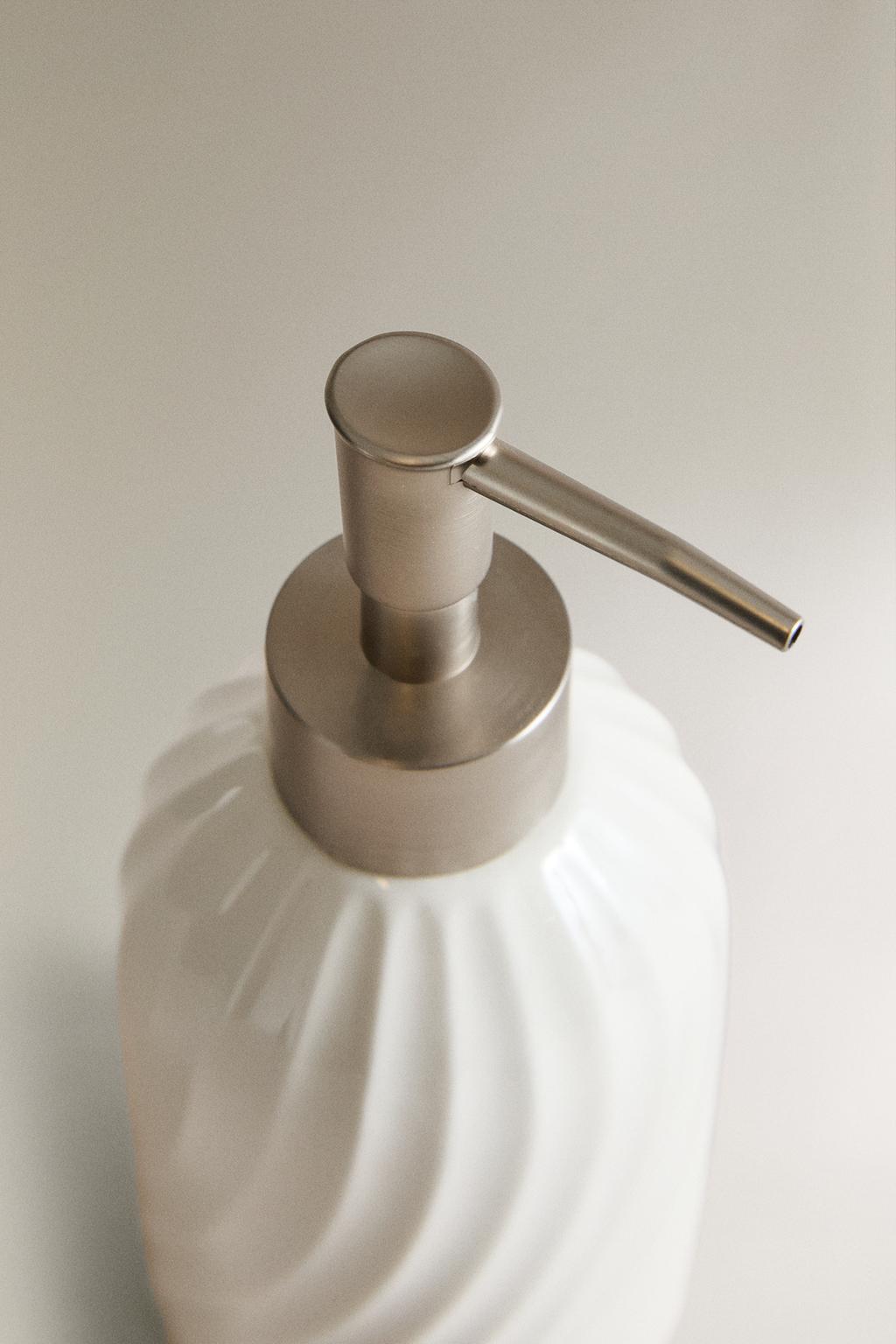 Керамический диспенсер для мыла с рельефным дизайном