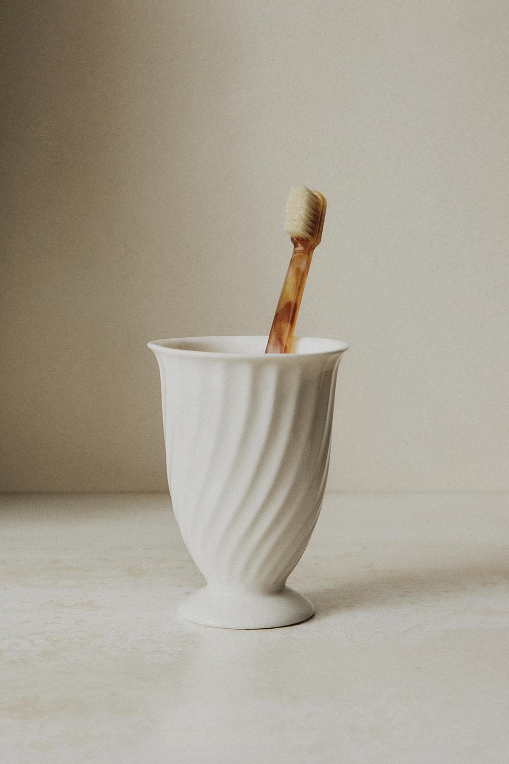 Держатель для зубных щеток из керамики с рельефом