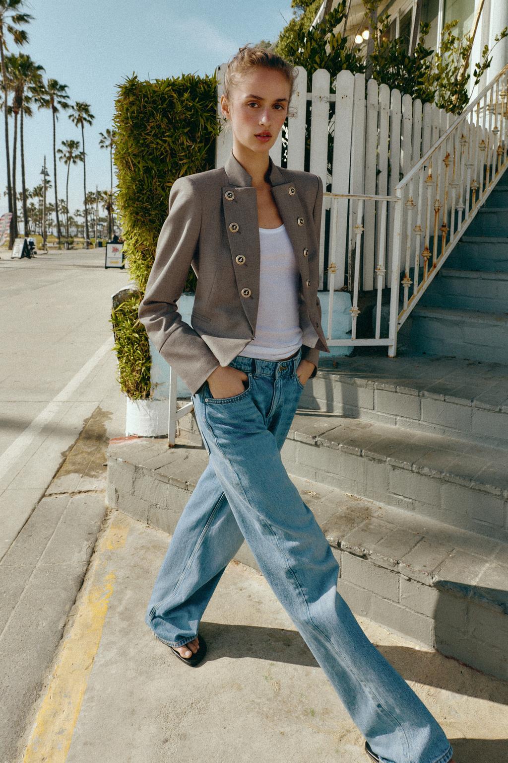 ПРИТАЛЕННЫЙ БЛЕЙЗЕР С ЛАЦКАНАМИ И ПУГОВИЦАМИ