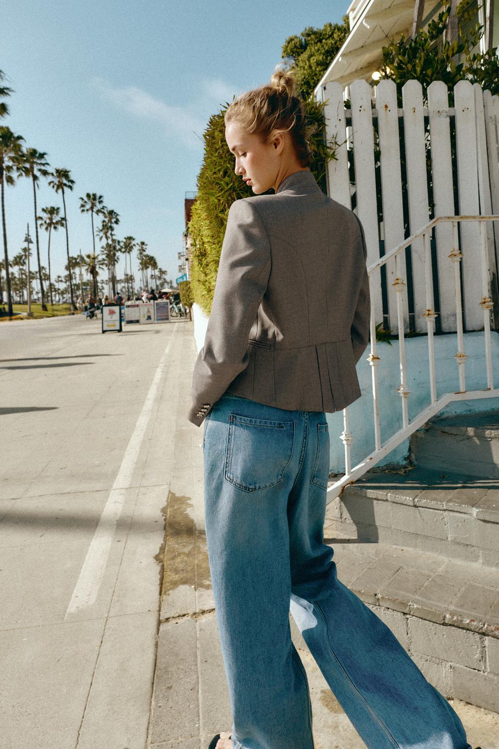 ПРИТАЛЕННЫЙ БЛЕЙЗЕР С ЛАЦКАНАМИ И ПУГОВИЦАМИ