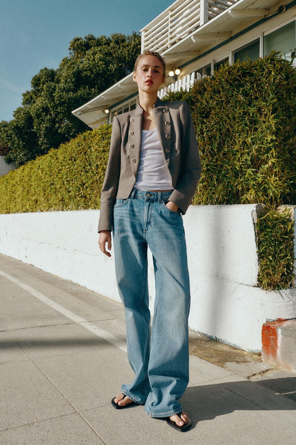 ПРИТАЛЕННЫЙ БЛЕЙЗЕР С ЛАЦКАНАМИ И ПУГОВИЦАМИ