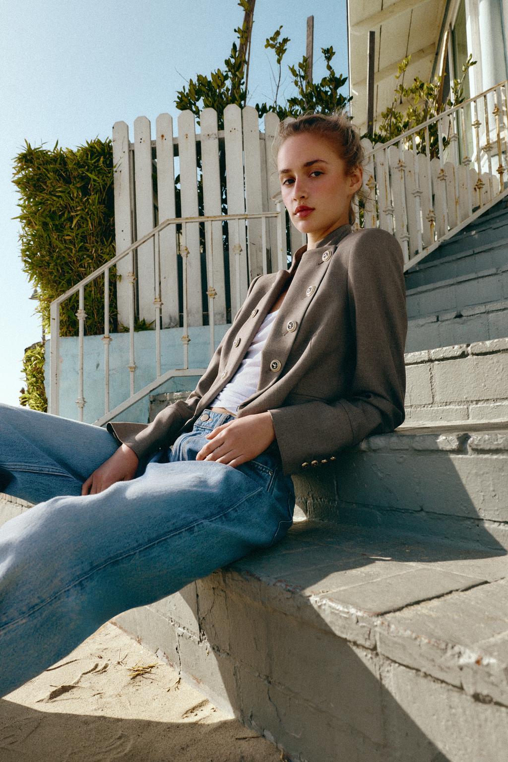 ПРИТАЛЕННЫЙ БЛЕЙЗЕР С ЛАЦКАНАМИ И ПУГОВИЦАМИ