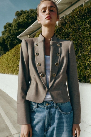 Приталенный блейзер с лацканами и пуговицами- Заказать в России