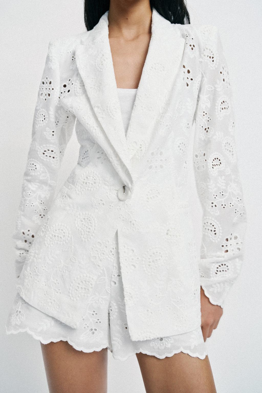 ПРИТАЛЕННЫЙ БЛЕЙЗЕР С ВЫШИВКОЙ И ПЕРФОРАЦИЕЙ