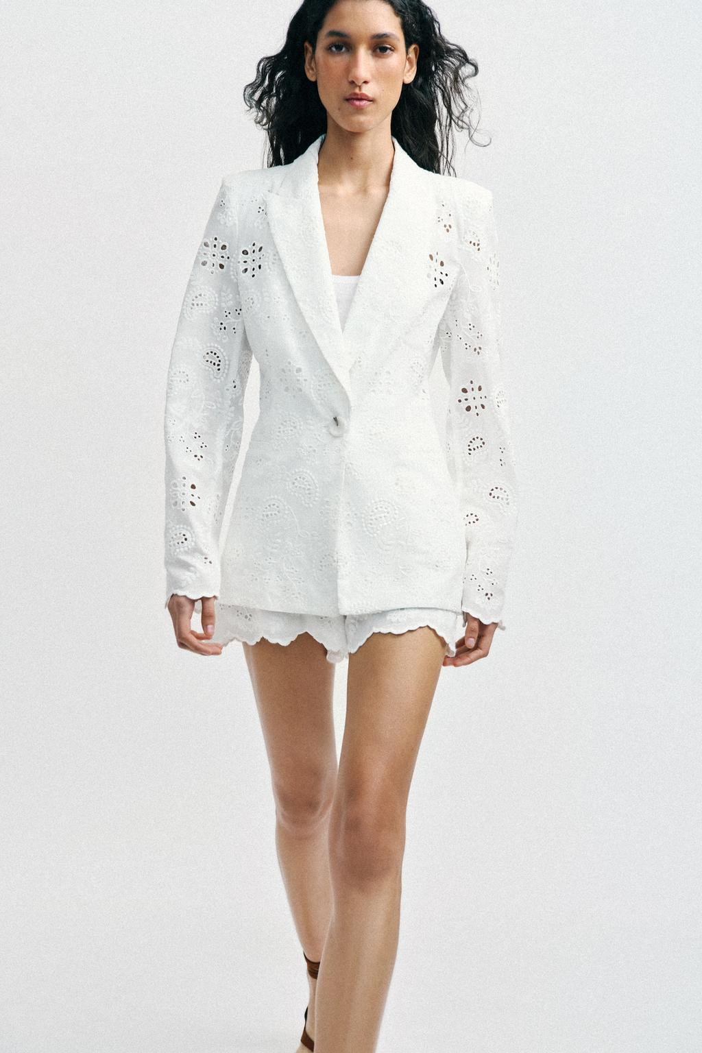 ПРИТАЛЕННЫЙ БЛЕЙЗЕР С ВЫШИВКОЙ И ПЕРФОРАЦИЕЙ