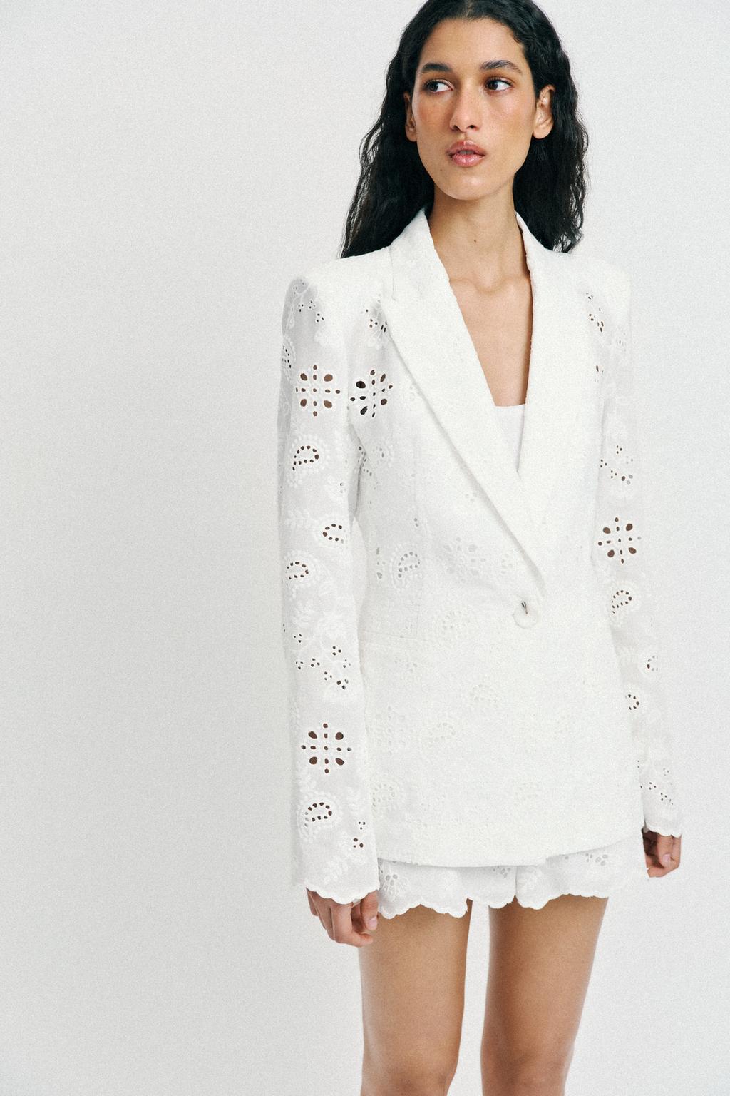 ПРИТАЛЕННЫЙ БЛЕЙЗЕР С ВЫШИВКОЙ И ПЕРФОРАЦИЕЙ