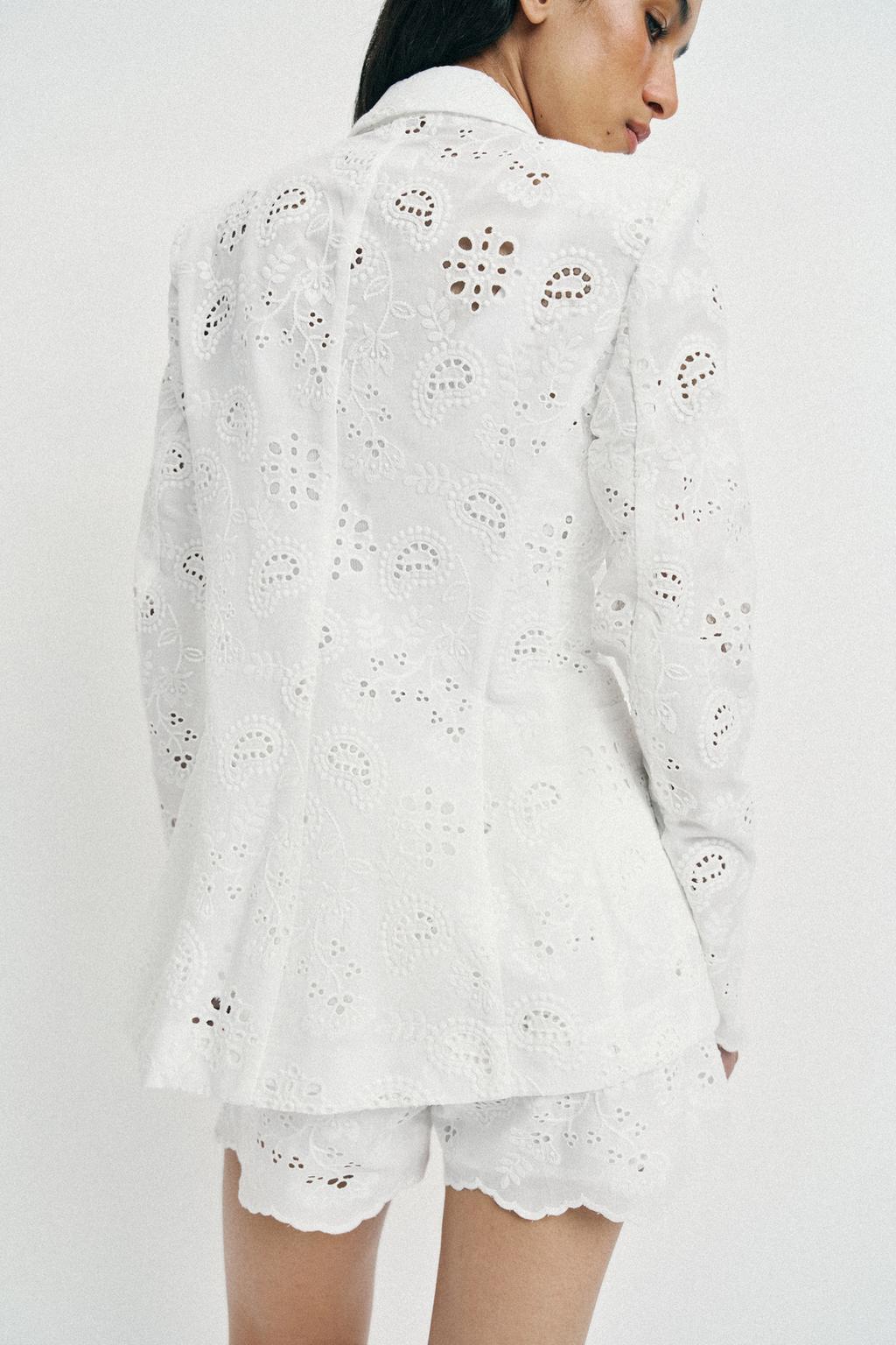 ПРИТАЛЕННЫЙ БЛЕЙЗЕР С ВЫШИВКОЙ И ПЕРФОРАЦИЕЙ