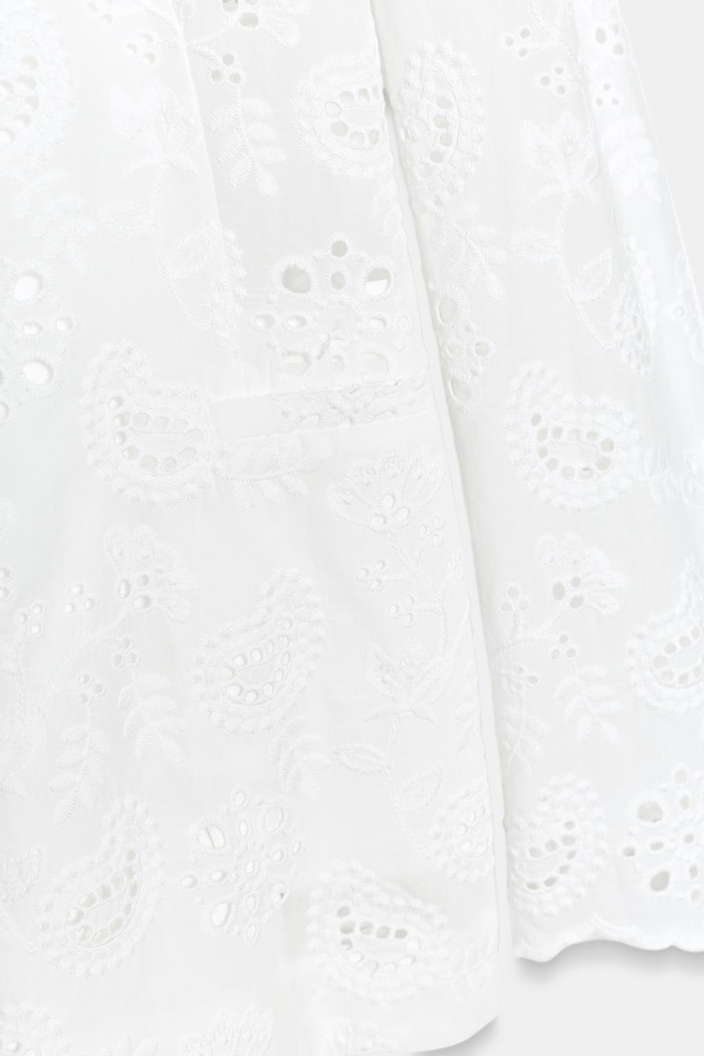 ПРИТАЛЕННЫЙ БЛЕЙЗЕР С ВЫШИВКОЙ И ПЕРФОРАЦИЕЙ