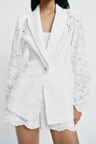 Приталенный блейзер с вышивкой и перфорацией- Заказать в России