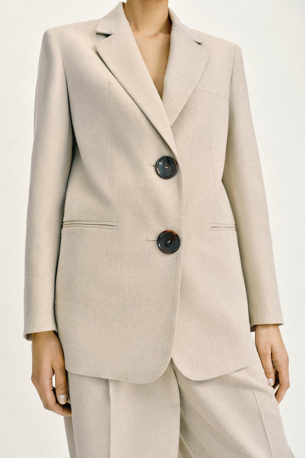 ПРЯМОЙ БЛЕЙЗЕР С ПОДПЛЕЧНИКАМИ И ДВУМЯ ПУГОВИЦАМИ