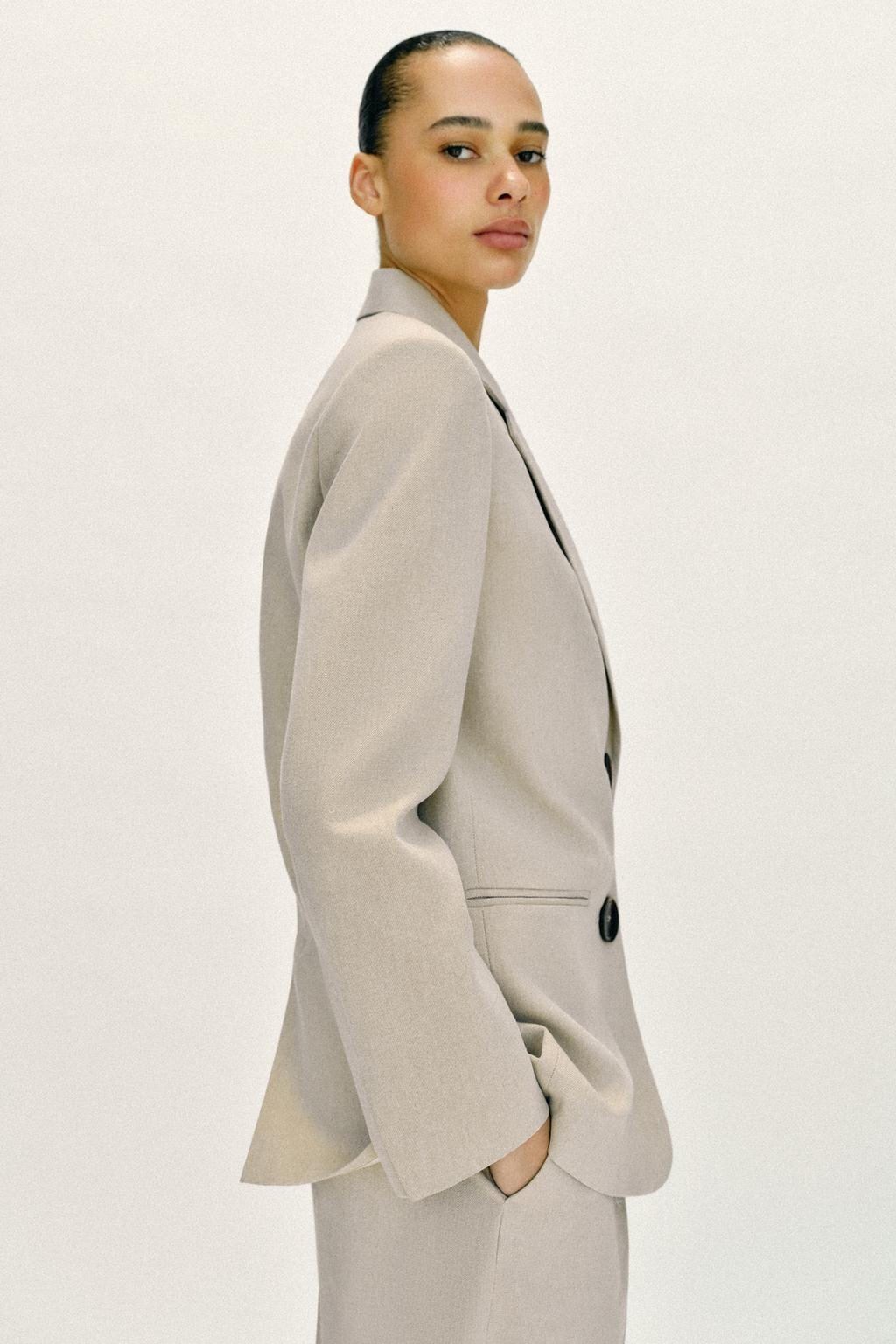 ПРЯМОЙ БЛЕЙЗЕР С ПОДПЛЕЧНИКАМИ И ДВУМЯ ПУГОВИЦАМИ