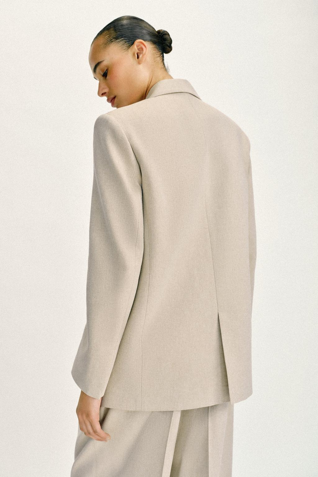 ПРЯМОЙ БЛЕЙЗЕР С ПОДПЛЕЧНИКАМИ И ДВУМЯ ПУГОВИЦАМИ