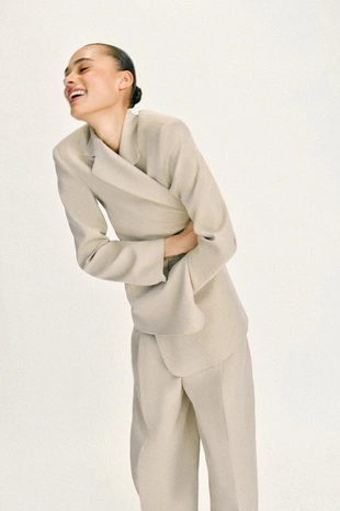 Прямой блейзер с подплечниками и двумя пуговицами- Заказать в России