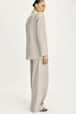 Прямой блейзер с подплечниками и двумя пуговицами- Заказать в России