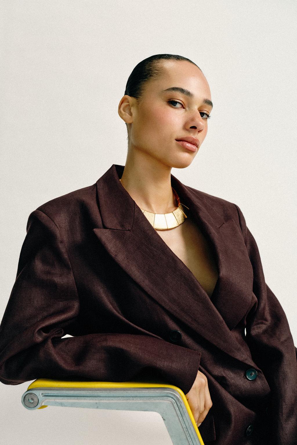 ДВУБОРТНЫЙ БЛЕЙЗЕР ИЗ 100% ЛЬНА С ПОДПЛЕЧНИКАМИ