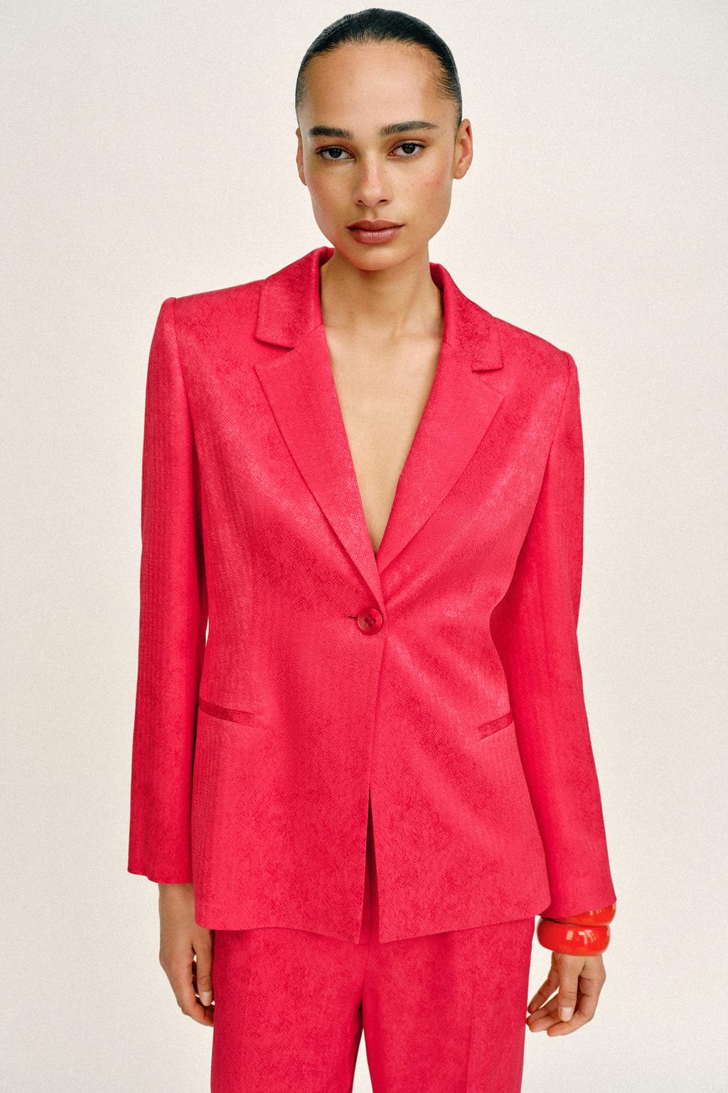 ЖАККАРДОВЫЙ БЛЕЙЗЕР С ПОДПЛЕЧНИКАМИ