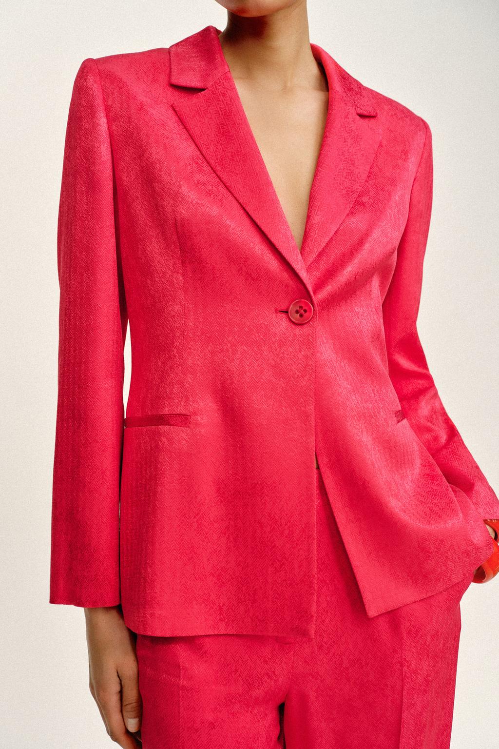 ЖАККАРДОВЫЙ БЛЕЙЗЕР С ПОДПЛЕЧНИКАМИ