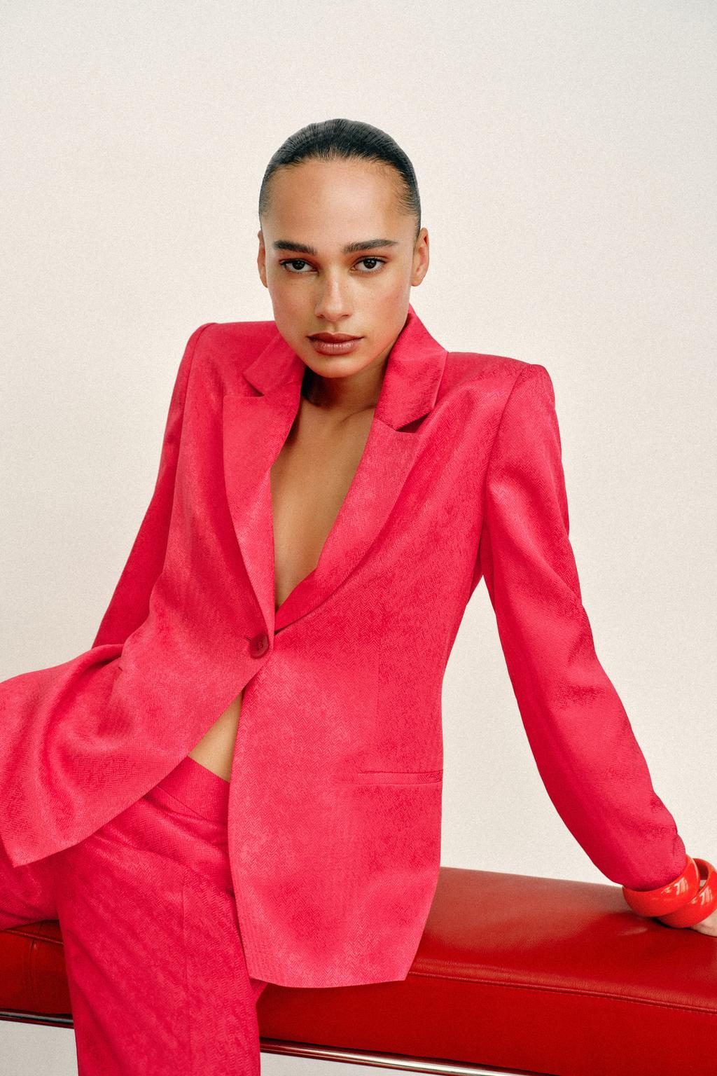 ЖАККАРДОВЫЙ БЛЕЙЗЕР С ПОДПЛЕЧНИКАМИ