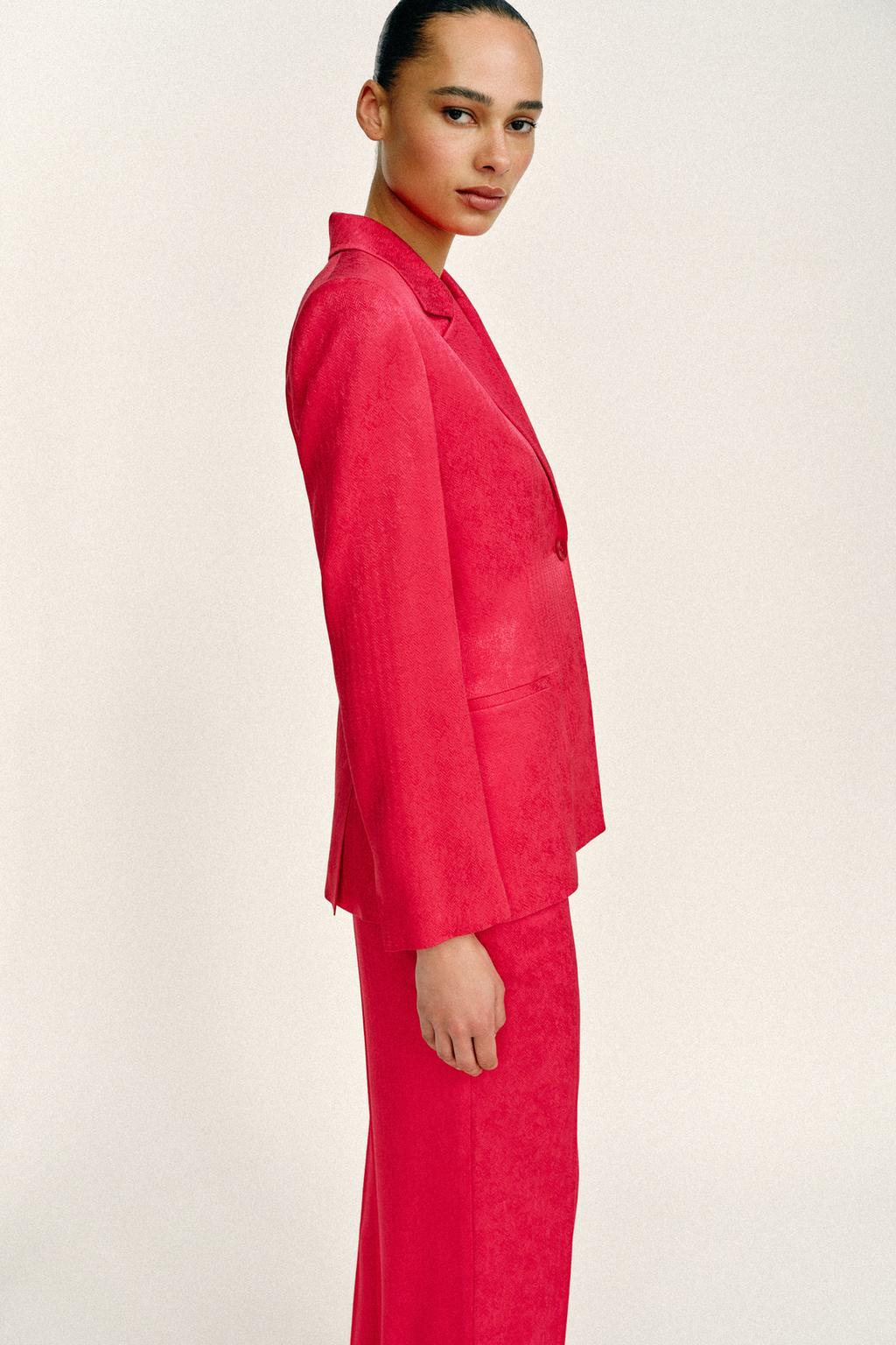 ЖАККАРДОВЫЙ БЛЕЙЗЕР С ПОДПЛЕЧНИКАМИ