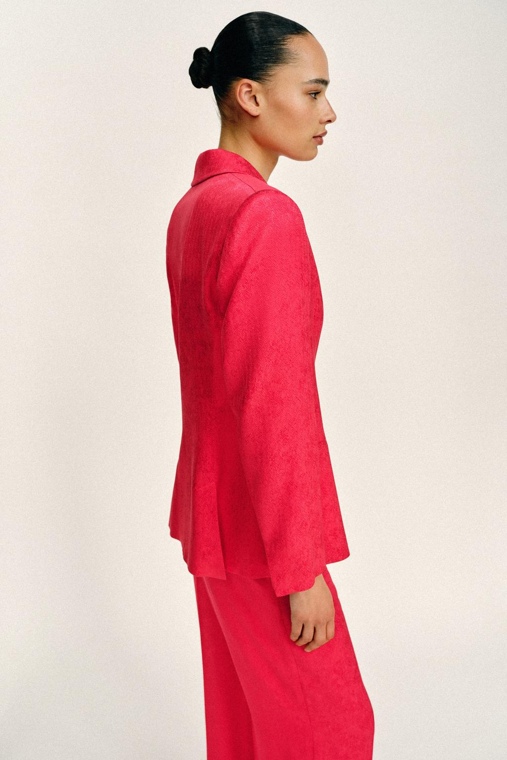 ЖАККАРДОВЫЙ БЛЕЙЗЕР С ПОДПЛЕЧНИКАМИ