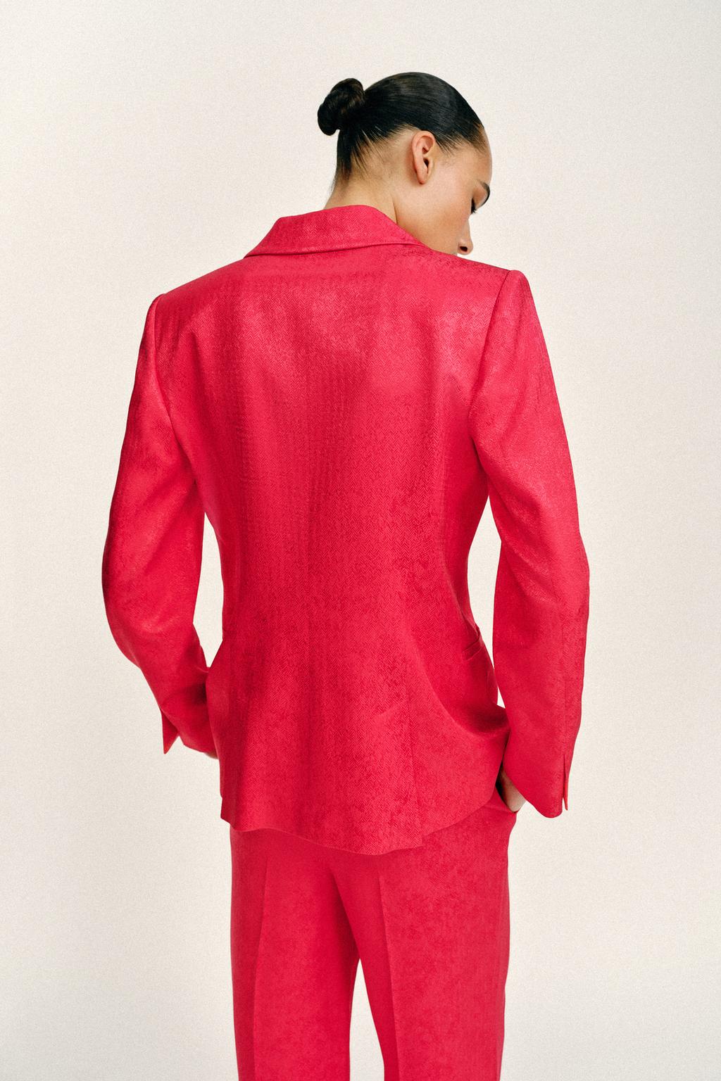 ЖАККАРДОВЫЙ БЛЕЙЗЕР С ПОДПЛЕЧНИКАМИ