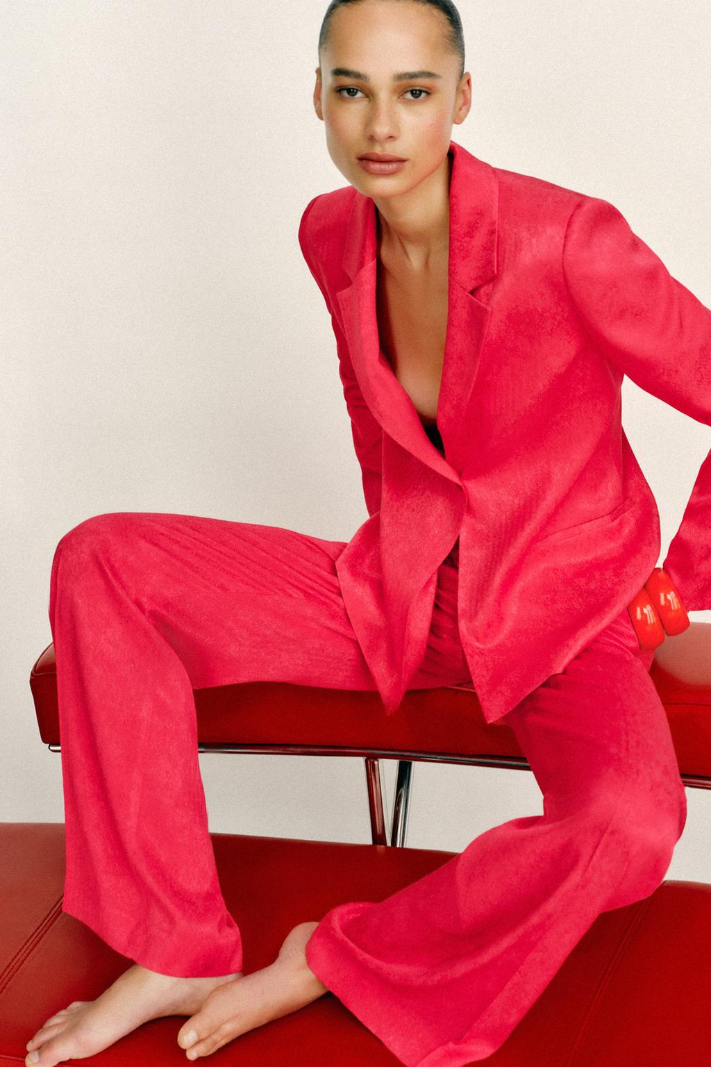 ЖАККАРДОВЫЙ БЛЕЙЗЕР С ПОДПЛЕЧНИКАМИ